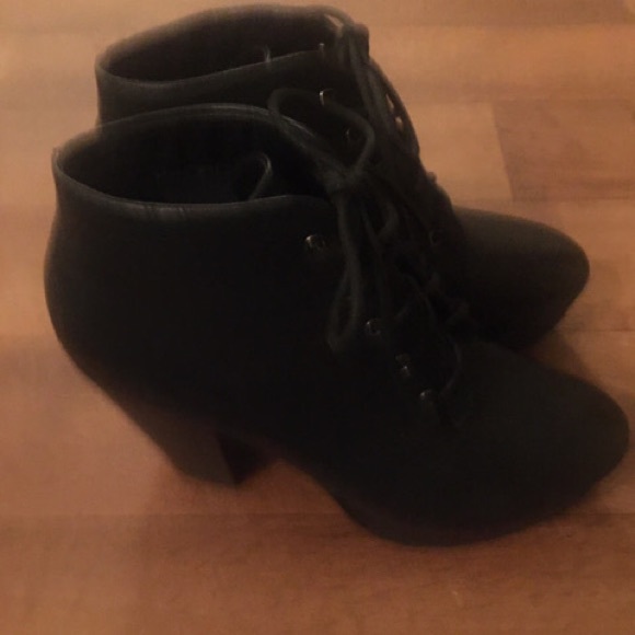 Cute booties size 9 - Picture 2 of 5